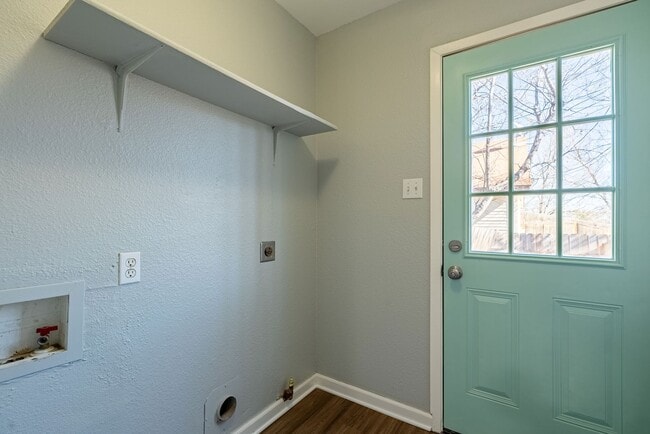 Building Photo - Charming 3-Bed Willowbend Home: Fireplace, Stainless Appliances, Garage, and Spacious Backyard!