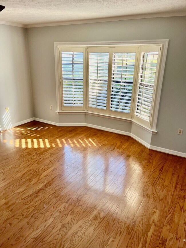 Building Photo - AVAILABLE 07/01!  HUGE 3300sqft  4BR/3.5BA...