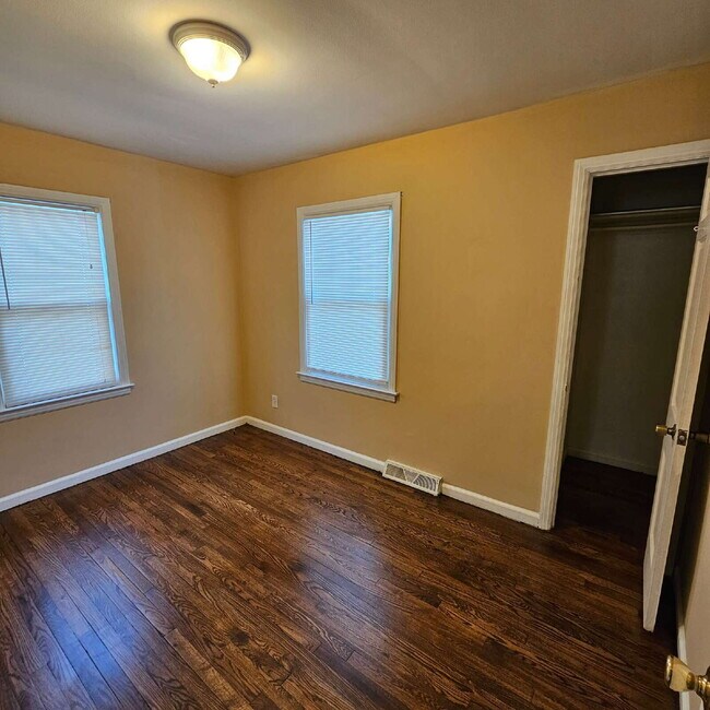 Building Photo - 2 Bedroom, 1 Bath Ranch with Good Sized Living Room, Laundry Room, Hard Wood Flooring, Deck.