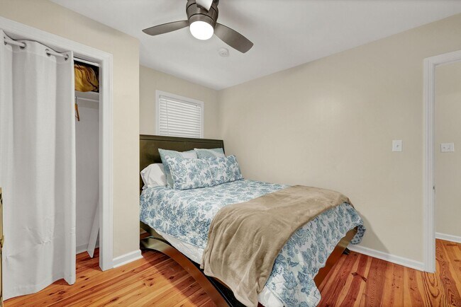 Building Photo - Furnished Off-Season 3bd/2ba Coastal Retreat with Screened Porch & Private Parking