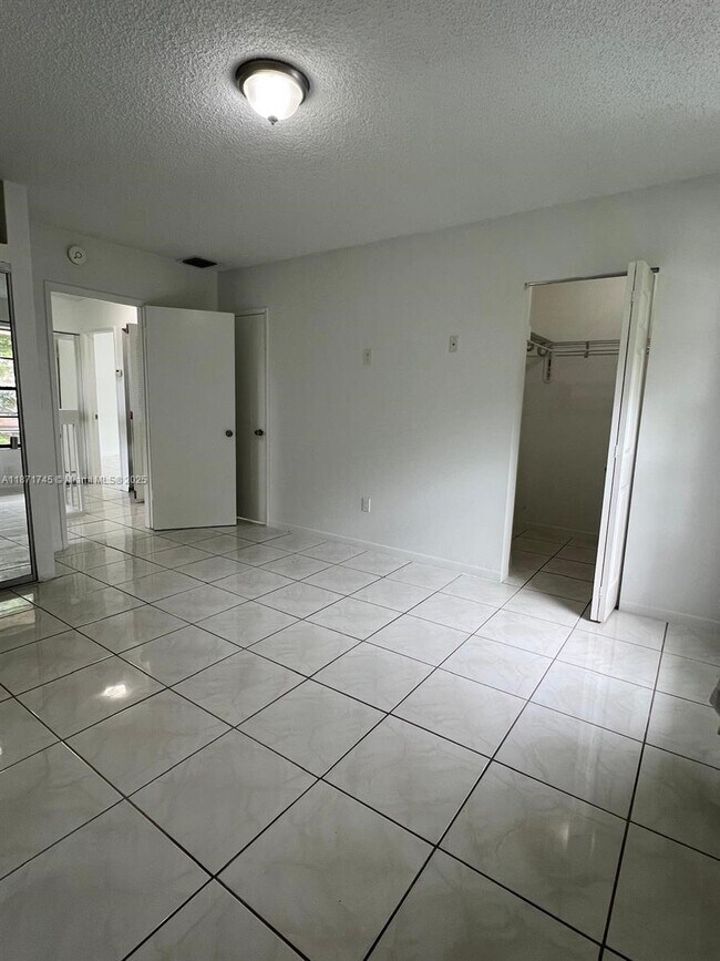 Building Photo - 526 NW 99th Ct