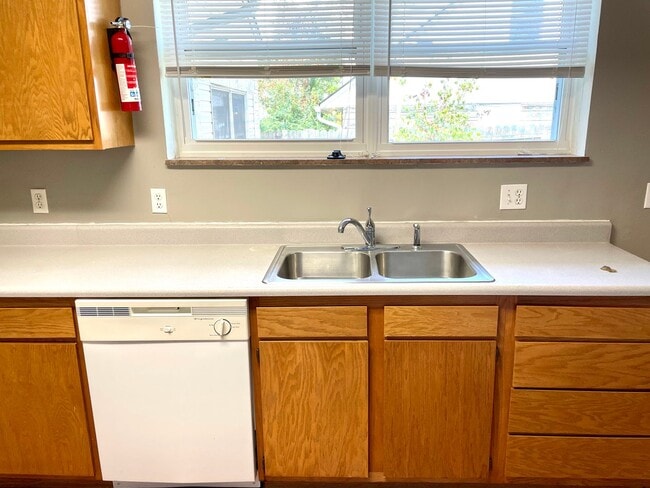 Building Photo - Spacious 4 bed/2 bath - walk to campus!