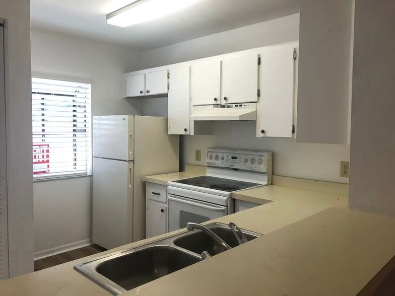 Building Photo - 807 SW 60th Ter