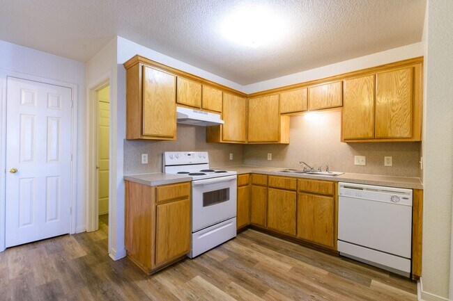 Building Photo - SECTION 8 ACCEPTED & RENT SPECIAL - AVAILA...