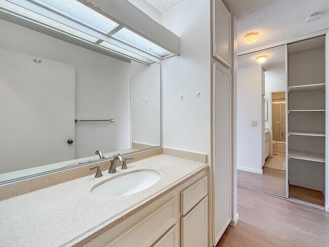 Building Photo - Charming 1BD/1BA Condo in University City ...