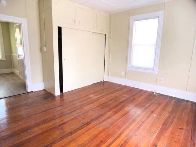 Building Photo - Great 2nd floor apt next to Greensboro Col...