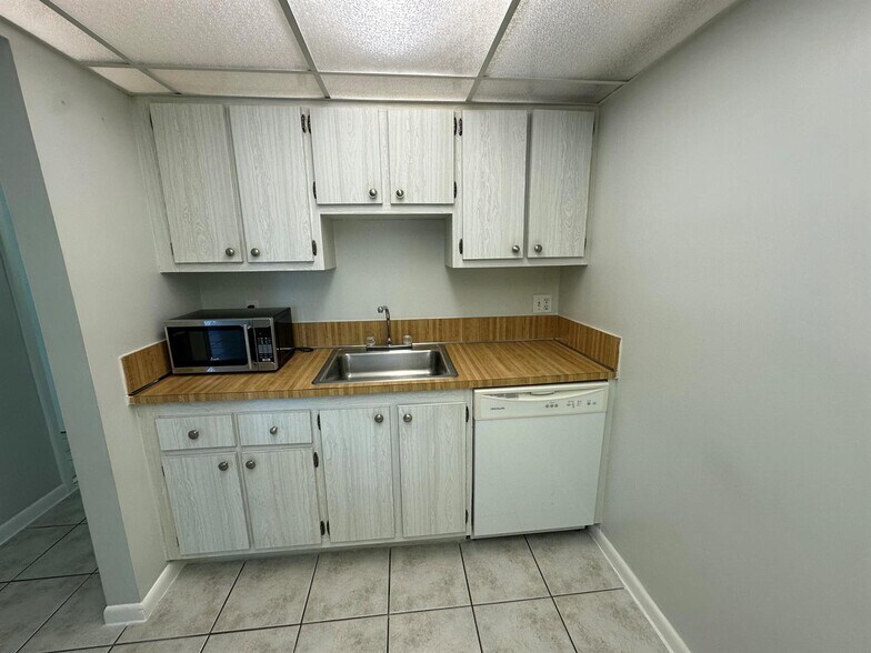 Building Photo - 1799 Fairview Villas Dr