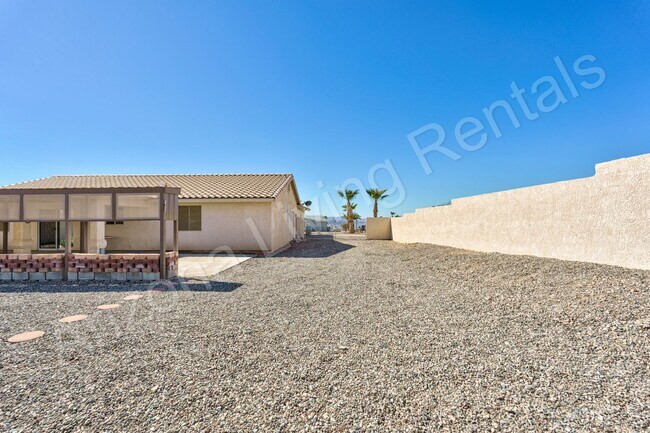Building Photo - SOUTHSIDE HOME WITH LARGE FENCED BACKYARD