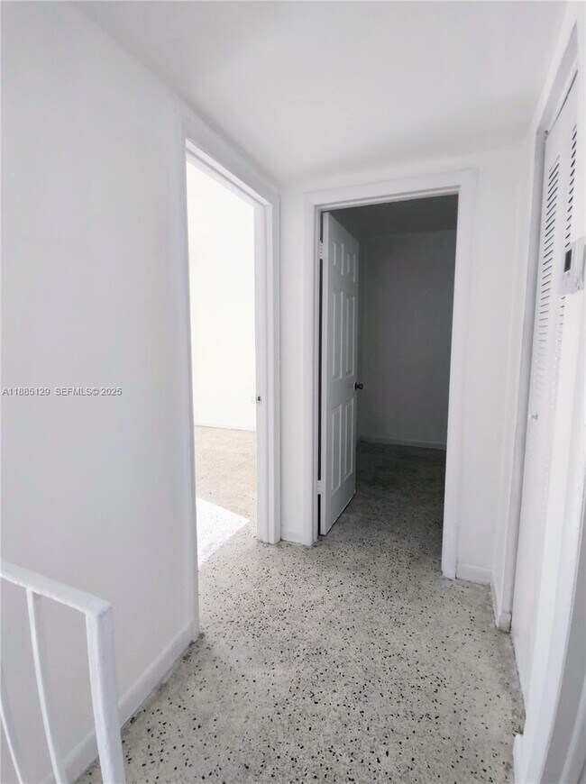 Building Photo - 921 SW 7th St