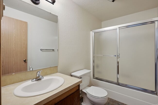 Building Photo - Move in ready now! West side cutie! 2 bed,...