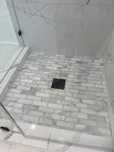 Large bathroom - 50 NE 45th Ct