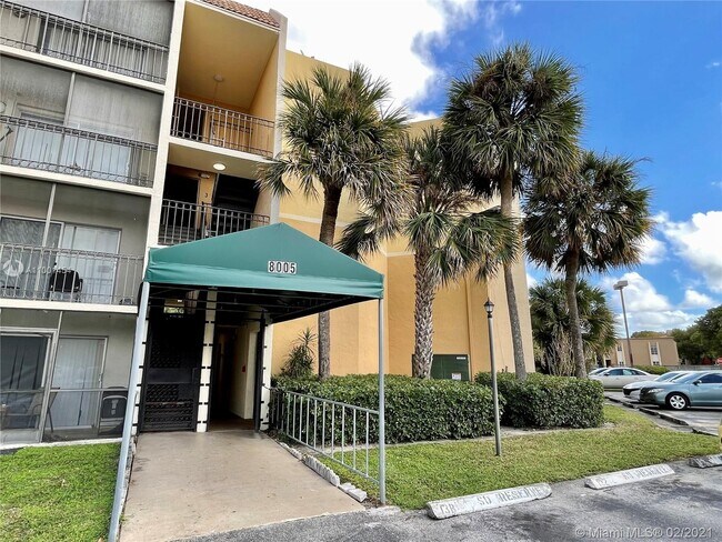 Building Photo - 8005 Lake Dr