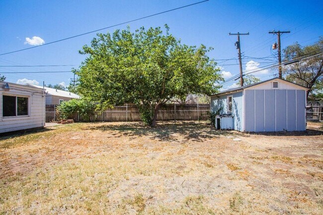 Building Photo - Available Now or for Summer 2025 PreLease!