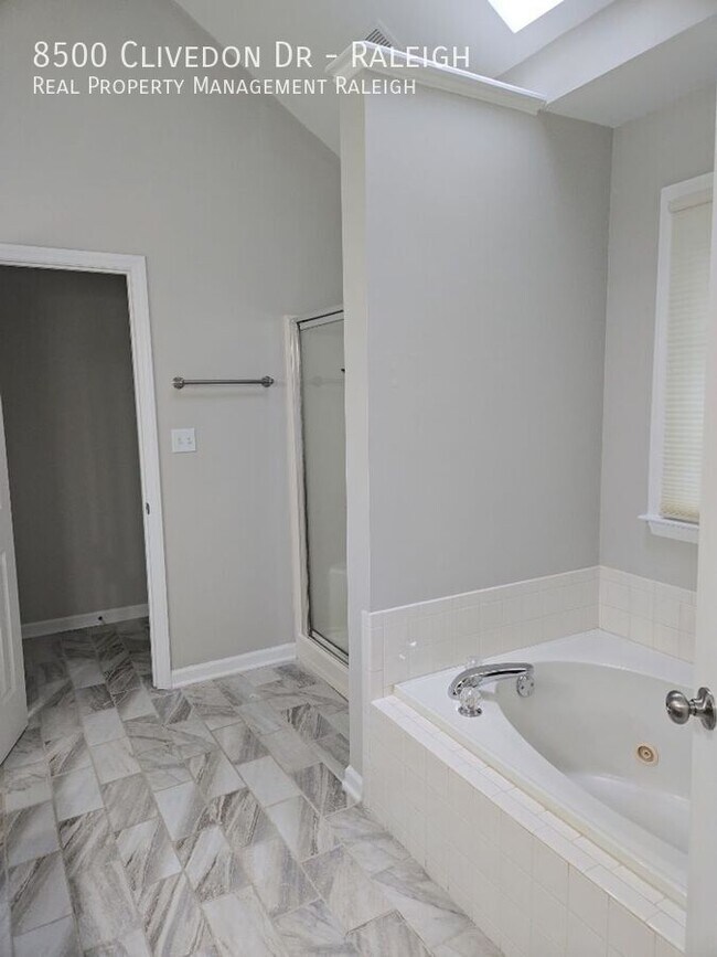 Building Photo - 8500 Clivedon Dr