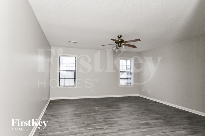 Building Photo - 275 Kings Dr
