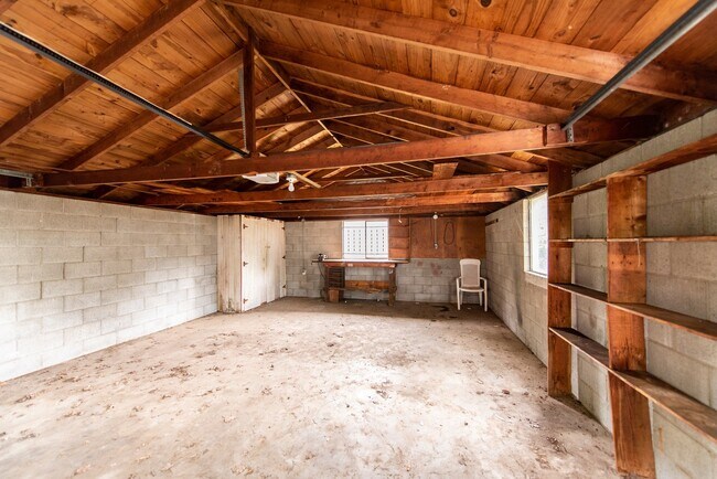 Building Photo - 3BR/2BA Ranch Near The Desirable Highlands!