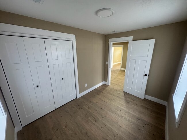 Building Photo - 218 S Oak St