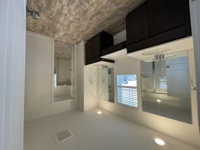 Building Photo - 4322 Fellows Dr