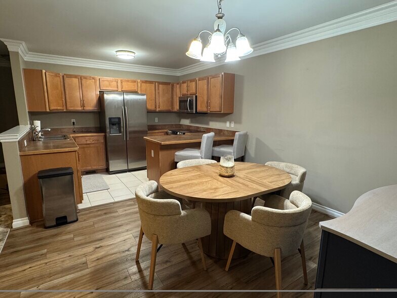 Building Photo - 5748 Hampshire Ln