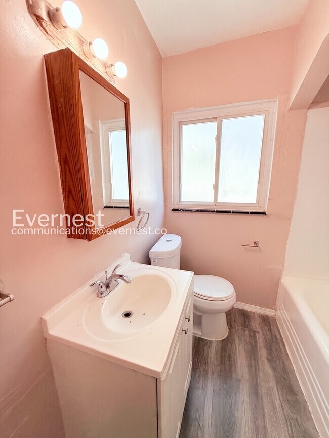 Building Photo - 3 Bed/1 Bath Home with Off-Street Parking / Pet-Friendly / Vouchers Accepted / Available Now!