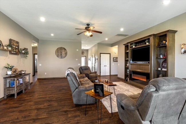 Building Photo - 8398 SW Sun Valley Dr