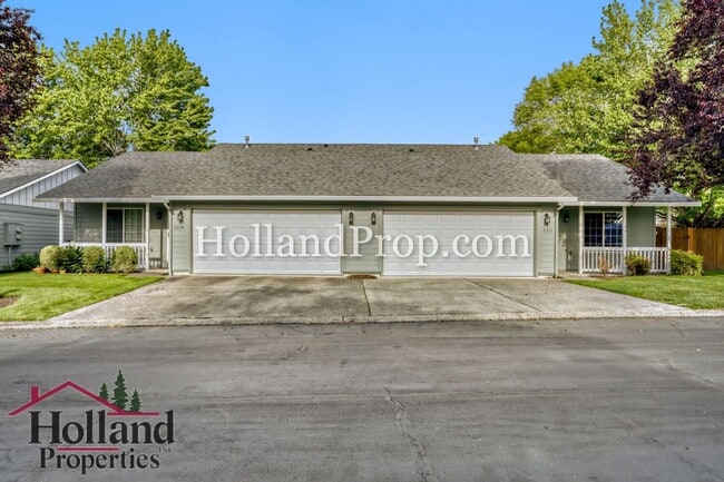 Building Photo - Lovely 2 bedroom unit with private fenced yard!