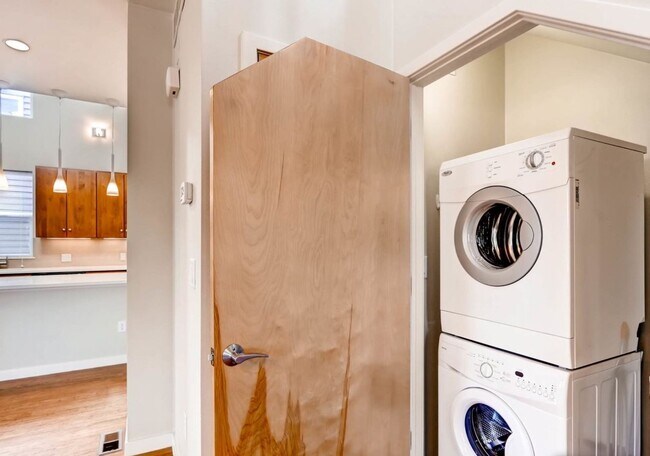 Building Photo - 1 bed 1.5 bath Stand Alone Townhome.  Available For Move-In Anytime Between March 15 - May 1st.