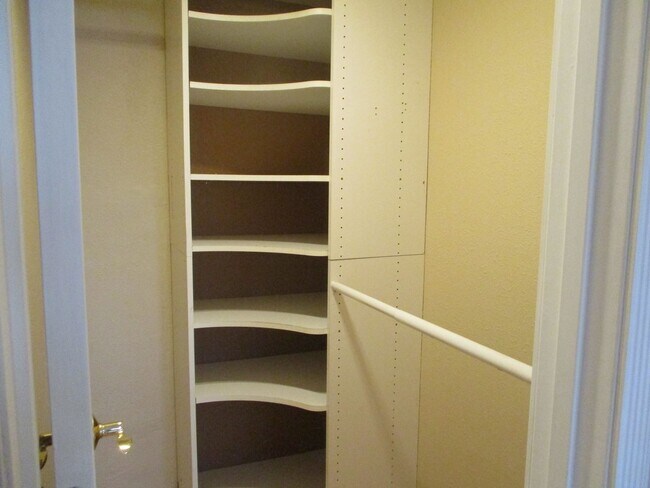 Building Photo - Very nice 2 bedroom 1.5 bath 1st floor condo