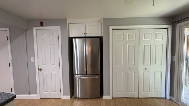 Building Photo - Bright & Sunlit 2nd-Floor Unit in Peaceful Kittery Setting!