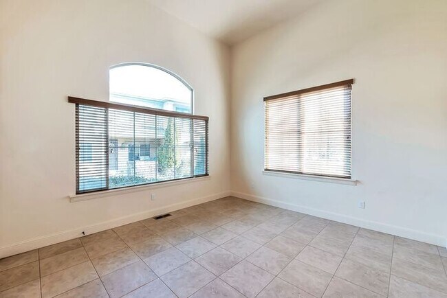 Building Photo - Beautiful Townhouse w attached 2 car garage in Orem