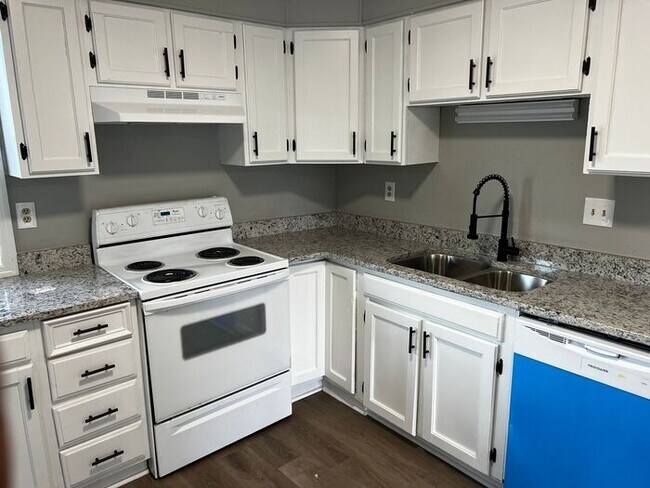 Building Photo - *NEWLY RENOVATED* 3 Bedroom Townhouse in D...