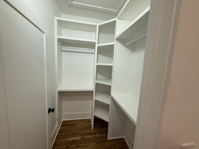 Building Photo - "Spacious 3-Bed, 3.5-Bath in the heart of East Nash