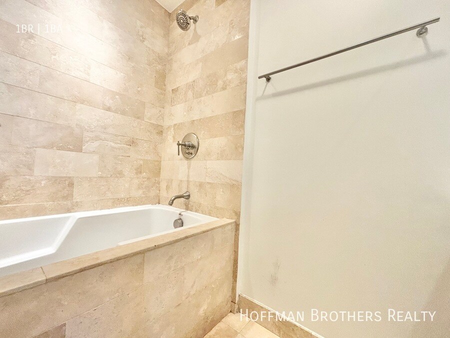 Building Photo - 3947 Los Feliz Blvd