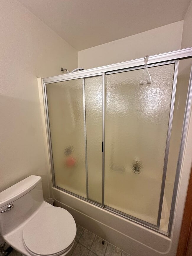 Building Photo - Fully Furnished 3BD/3BA Home with Solar Po...