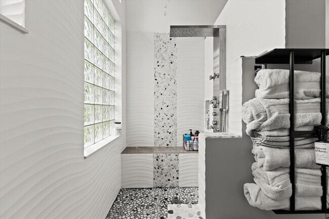 Building Photo - 10792 Queen Palm Ct