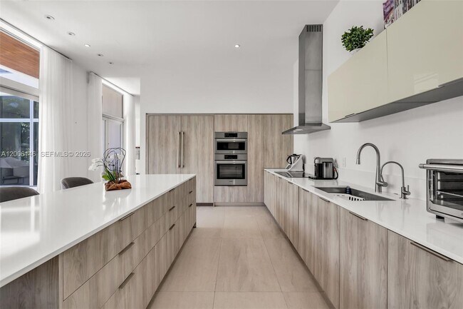 Building Photo - 230 W McIntyre St