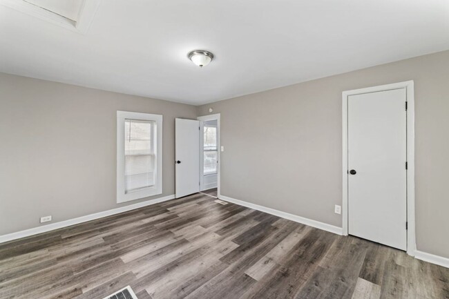 Building Photo - NEW Lower Rate! Renovated SF in Liberty