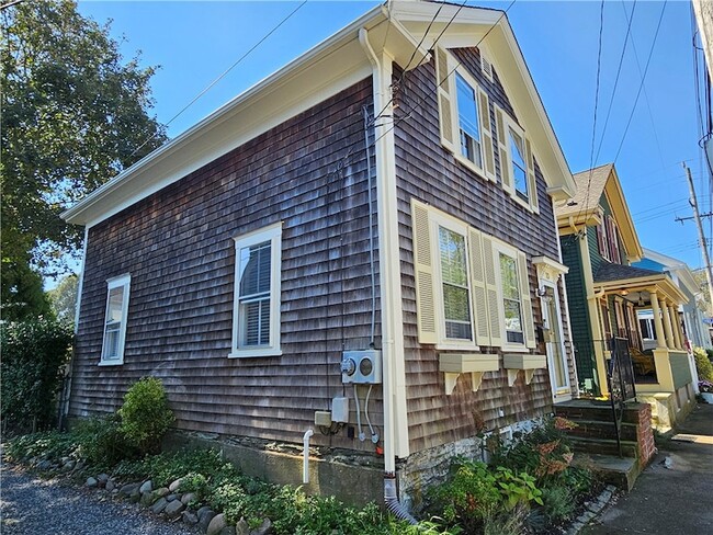 Building Photo - 10 Cherry St