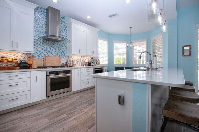 Building Photo - Luxurious 4-Bed Oasis with Outdoor Kitchen...