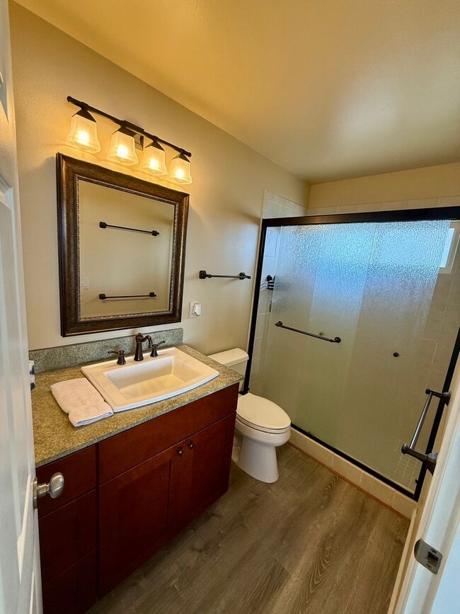 Building Photo - Bright 3 Bed, 2 Bath Condo