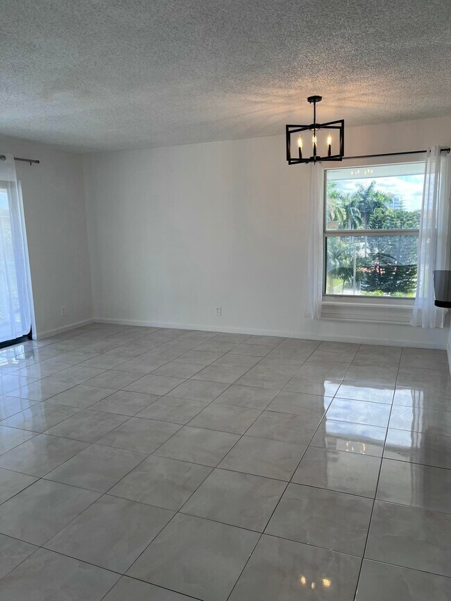 Building Photo - 505 S Pine Island Rd