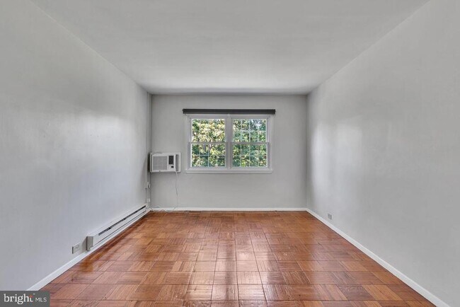 Building Photo - 3316 Valley Dr