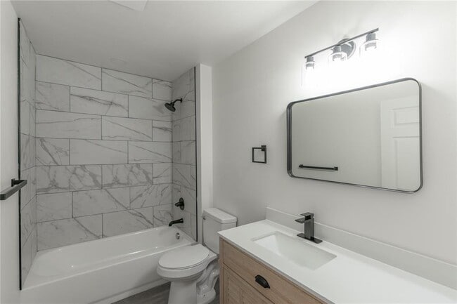 Building Photo - 568 Parkhill Cir