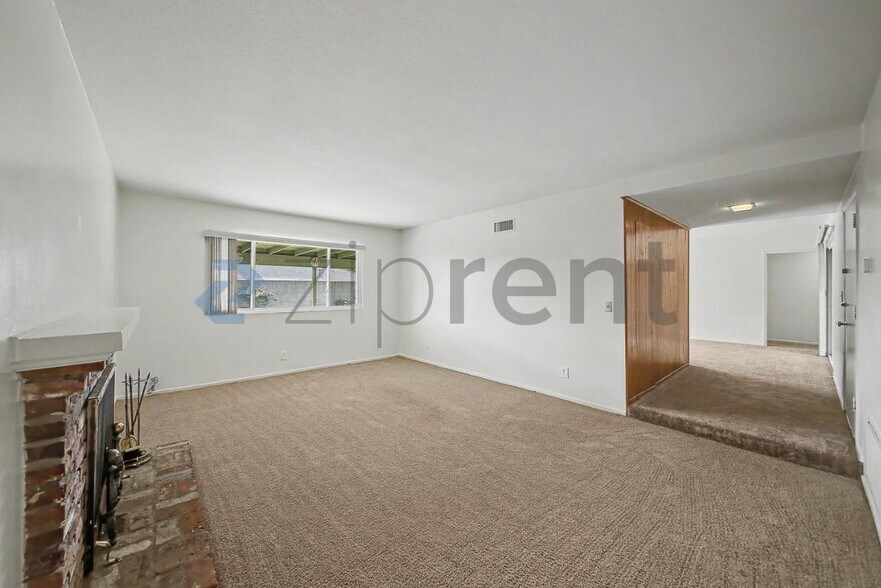 Building Photo - Unit