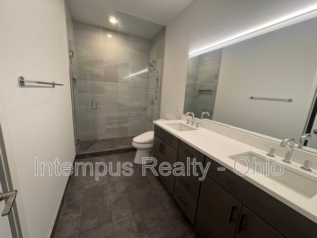 Building Photo - 2430 Richmond Rd