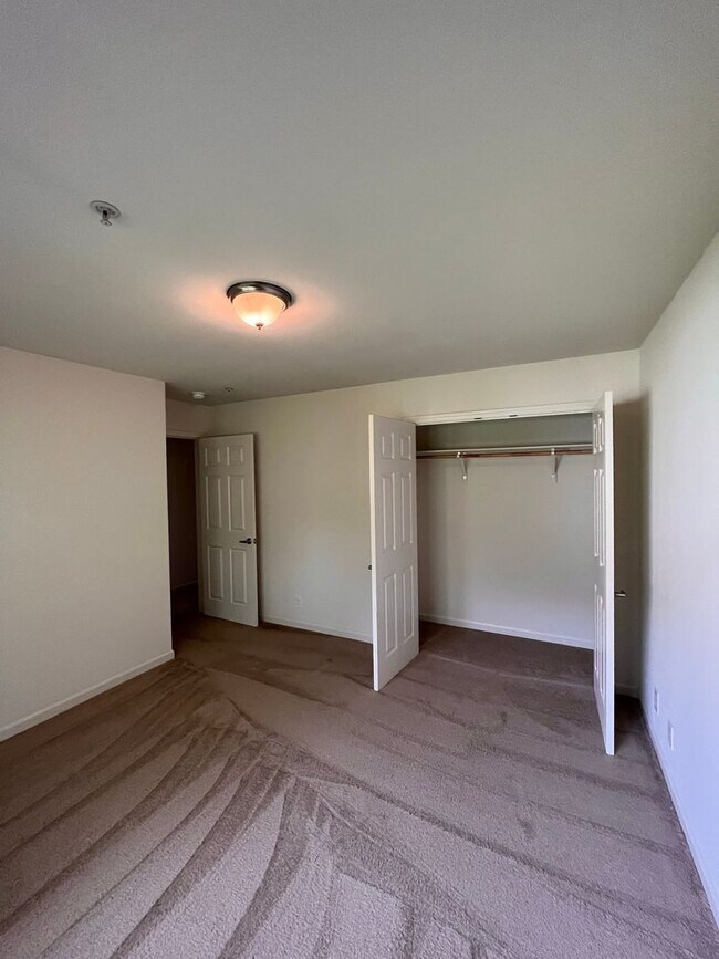 Building Photo - Spacious 2BD/2BA Apartment With Private Ba...