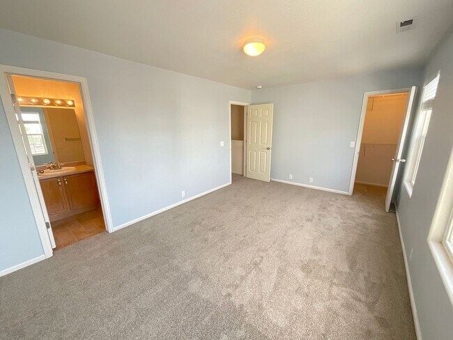Building Photo - 2 Bedroom Townhome Available Near S Circle...
