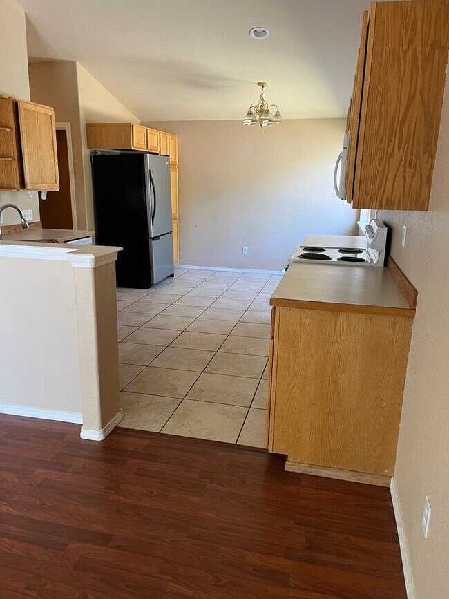 Building Photo - Beautiful 4 bedroom 2 bathroom single family house with Fenced backyard and 3 car garage