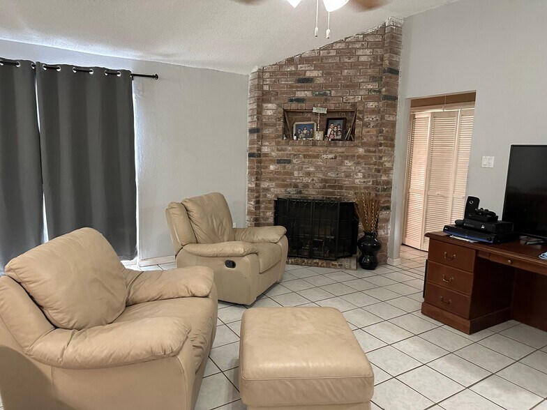 Building Photo - 25119 Thrushwood Ln