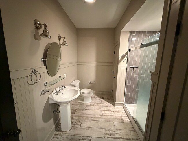 Building Photo - Penn Ave